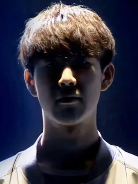 Spinx 被放置在 Vitality 的替补席上;