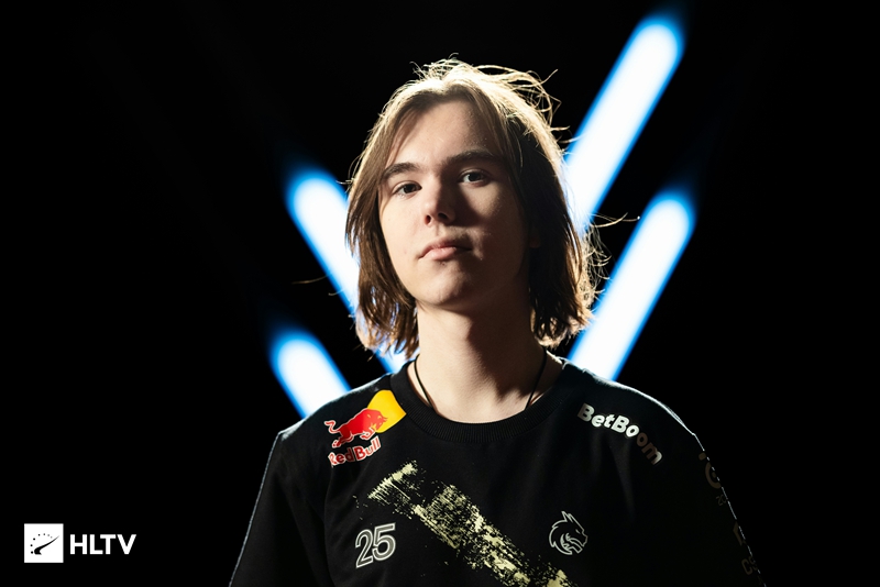 三核协作！ Zeus 杰斯重拾状态，两位C位稳稳收割 Hanwha Life Esports 的首局，击溃 KT Rolster